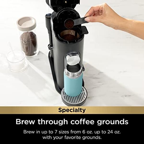 Cafetera de especialidad monodosis Ninja Pod & Grounds, compatible con cápsulas K-Cup, prepara café molido, diseño compacto, espumador de leche integrado, depósito de 1,5 litros, c