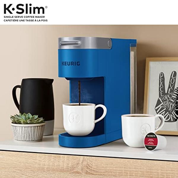 Cafetera monodosis Keurig K-Slim de cápsulas K-Cup, con botones de control y tecnología MultiStream, color azul crepúsculo.