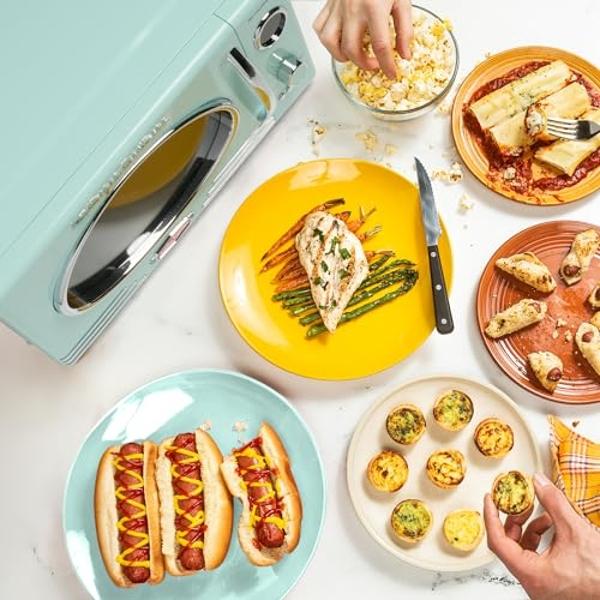 Horno microondas de encimera estilo retro nostalgia - Grande, 800 vatios - 0,9 pies cúbicos - 12 configuraciones de cocción preprogramadas - Reloj digital - Electrodomésticos de co