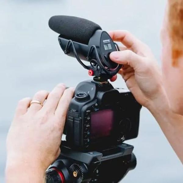 Micrófono de condensador tipo cañón Shure VP83 LensHopper para montar en cámara, ideal para usar con cámaras DSLR y videocámaras HD. Captura audio detallado de alta definición con 