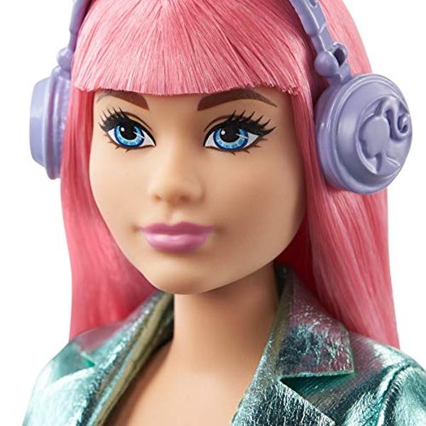 Muñeca Barbie Princesa Aventura Daisy en estilo princesa (12 pulgadas con curvas) con cabello rosa, gatito, tiara, 2 pares de zapatos y accesorios, para niñas de 3 a 7 años
