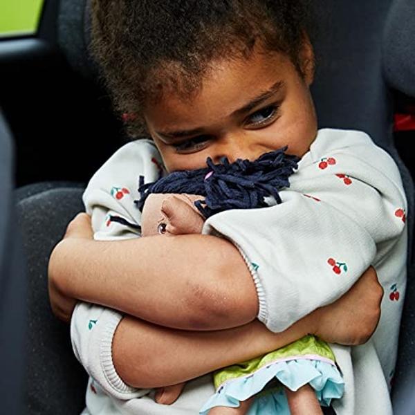 Muñeca bebé HABA Cari de 30 cm, color negro, con coletas negras, cara bordada, vestido verde extraíble y lavable a máquina (a partir de 18 meses).