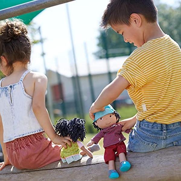 Muñeca bebé HABA Cari de 30 cm, color negro, con coletas negras, cara bordada, vestido verde extraíble y lavable a máquina (a partir de 18 meses).