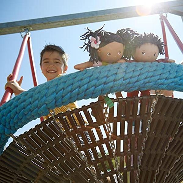 Muñeca bebé HABA Cari de 30 cm, color negro, con coletas negras, cara bordada, vestido verde extraíble y lavable a máquina (a partir de 18 meses).