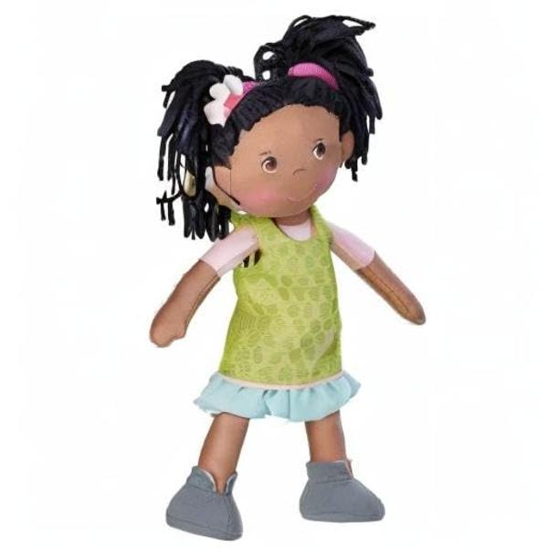Muñeca bebé HABA Cari de 30 cm, color negro, con coletas negras, cara bordada, vestido verde extraíble y lavable a máquina (a partir de 18 meses).