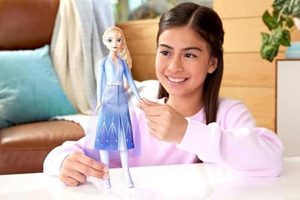 Juguetes de Frozen de Mattel Disney: Muñeca Elsa Singing Adventure con ropa distintiva que canta "Into the Unknown" de la película Frozen 2 de Disney..