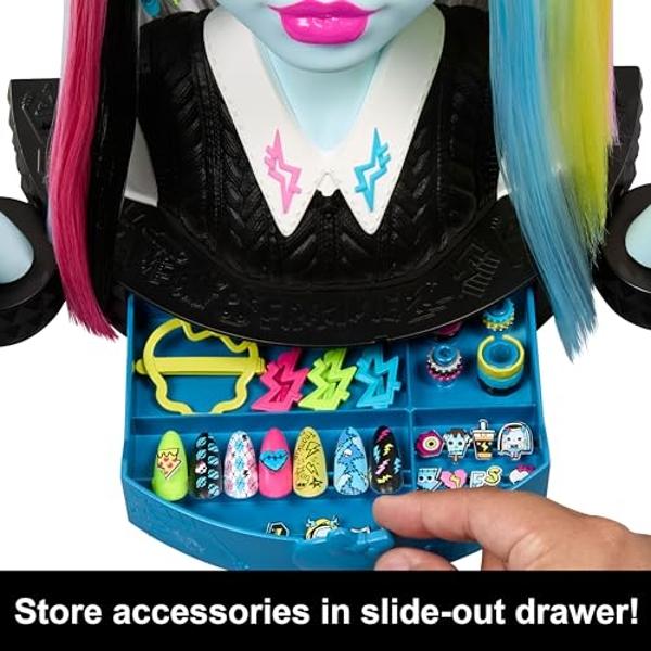 Cabeza de muñeca Frankie Stein de Monster High para peinar con más de 65 accesorios, incluyendo uñas para usar y compartir, cintas para el pelo, pasadores y pegatinas..