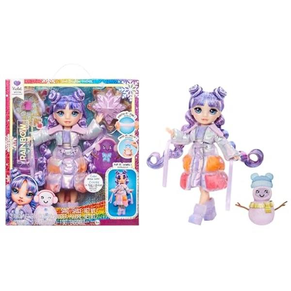 Muñeca de moda Rainbow High Winter Wonderland Violet de 28 cm con nieve mágica oculta en un conjunto que se infla con agua y un kit de muñeco de nieve. ¡Un regalo ideal para niños .