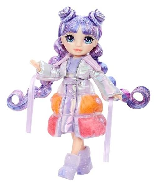 Muñeca de moda Rainbow High Winter Wonderland Violet de 28 cm con nieve mágica oculta en un conjunto que se infla con agua y un kit de muñeco de nieve. ¡Un regalo ideal para niños .