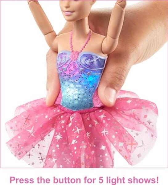 Muñeca Barbie Dreamtopia, bailarina articulada con luces brillantes, 5 espectáculos de luces, tutú rosa brillante, cabello rubio y accesorio para el cabello..