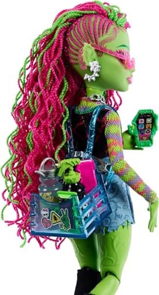 Muñeca Venus McFlytrap de Monster High, monstruo vegetal con gato masticable y accesorios como mochila, cuaderno, bocadillos y más..