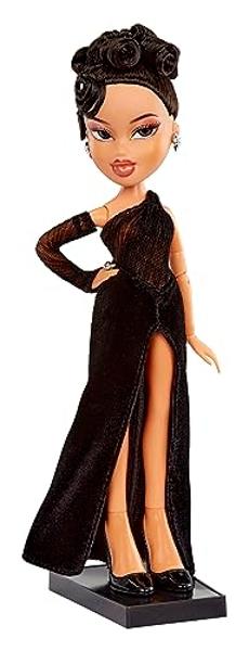 Muñeca de moda nocturna Bratz x Kylie Jenner con vestido de noche, perro y póster.