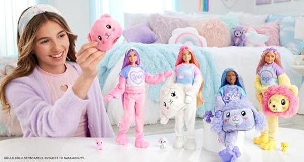 Muñeca Barbie Cutie Reveal con cabello rubio y disfraz de corderito. Incluye 10 sorpresas, accesorios y una minimascota (los estilos pueden variar)..