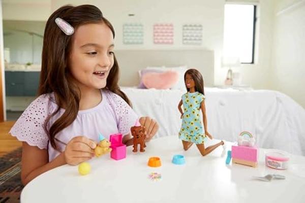 Muñeca Barbie (11.5 pulgadas, morena) y set de juego para fiesta de cachorros con 2 cachorros, masa, molde para pastel y accesorios, para niñas de 3 a 7 años.
