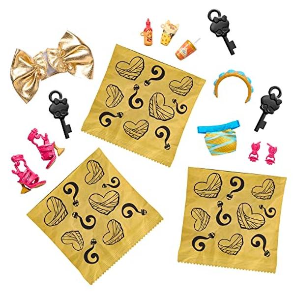 Muñeca Monster High Cleo De Nile con blusa dorada y falda a capas, incluye mascota Cobra Hissette y accesorios como una mochila, un refrigerio y un pergamino..