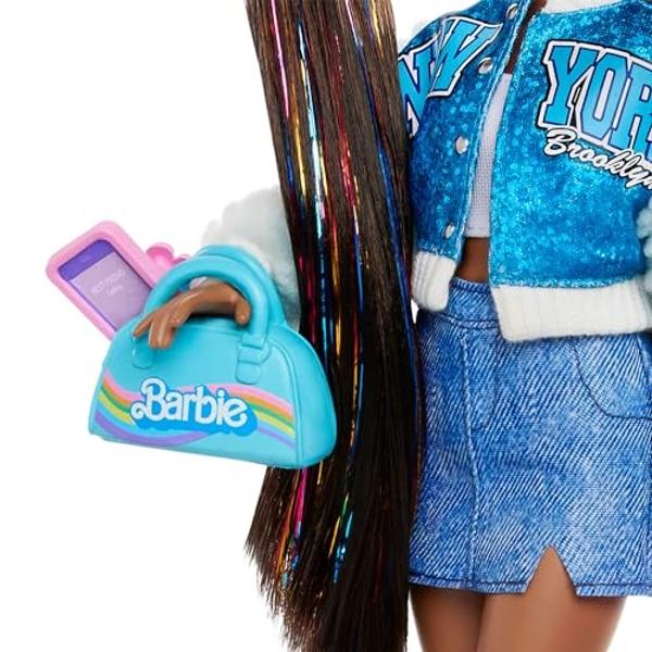 Muñeca Barbie Dream Besties y accesorios, Brooklyn, muñeca articulada de moda con cabello largo y negro, 9 piezas con temática musical.