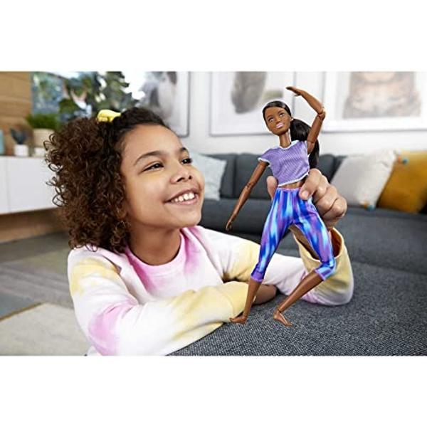 Muñeca Barbie "Move to Move" con 22 articulaciones flexibles y cola de caballo morena rizada, con ropa deportiva para niñas de 3 a 7 años..