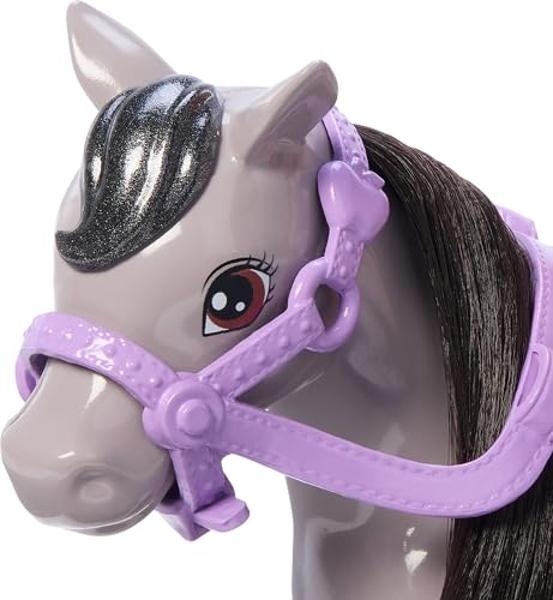 Conjunto de muñeca Barbie Chelsea y caballo de juguete. Incluye casco y silla de montar. La muñeca pequeña se dobla por las rodillas para "montar" a un poni gris..