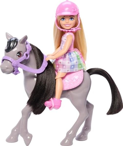Conjunto de muñeca Barbie Chelsea y caballo de juguete. Incluye casco y silla de montar. La muñeca pequeña se dobla por las rodillas para "montar" a un poni gris..