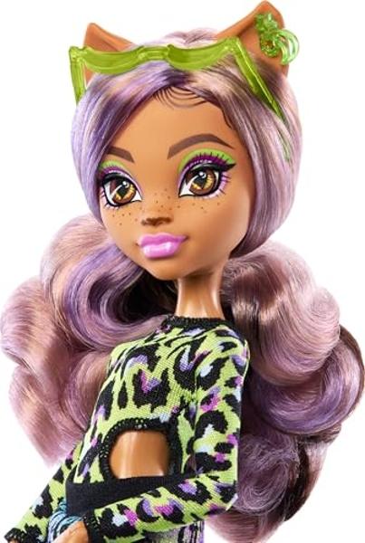 Muñeca Clawdeen Wolf de Monster High de la Isla del Terror con traje de baño, pantalones deportivos y accesorios de playa como visera, botella de agua y libro..