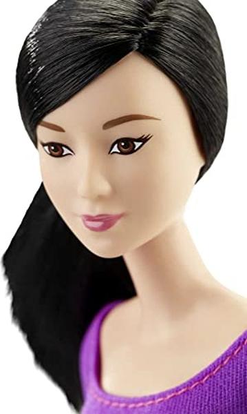 Muñeca Barbie "Movible" con cabello negro, top morado con bloques de color y leggings de yoga, flexible y con 22 articulaciones articuladas..