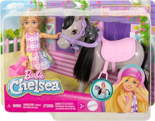 Conjunto de muñeca Barbie Chelsea y caballo de juguete. Incluye casco y silla de montar. La muñeca pequeña se dobla por las rodillas para "montar" a un poni gris..