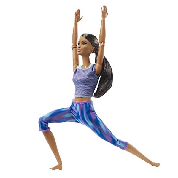 Muñeca Barbie "Move to Move" con 22 articulaciones flexibles y cola de caballo morena rizada, con ropa deportiva para niñas de 3 a 7 años..