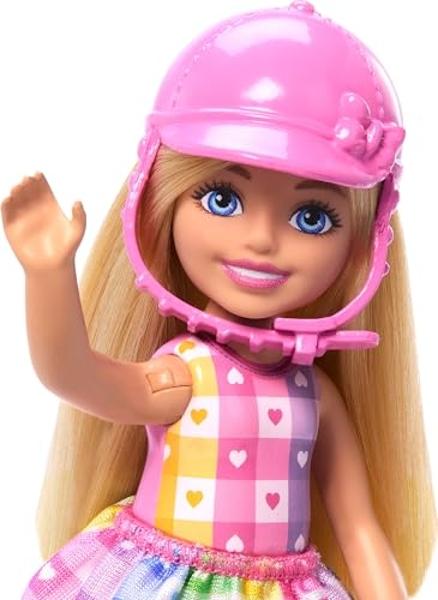Conjunto de muñeca Barbie Chelsea y caballo de juguete. Incluye casco y silla de montar. La muñeca pequeña se dobla por las rodillas para "montar" a un poni gris..