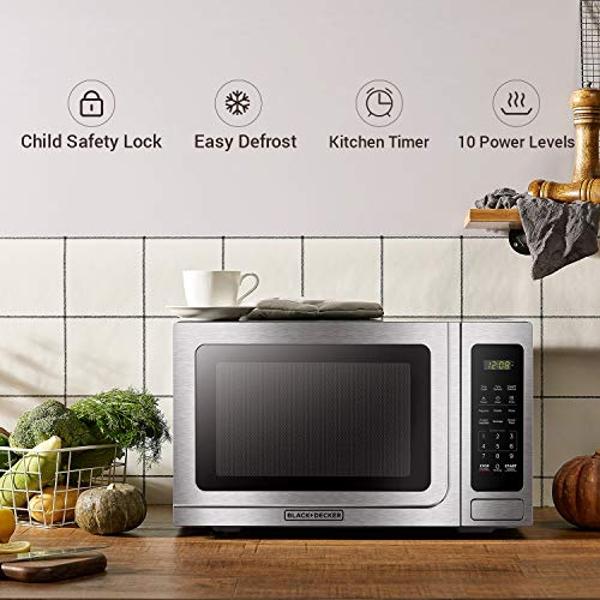 Horno microondas digital BLACK+DECKER EM036AB14 con plato giratorio, puerta con botón pulsador, seguro para niños, acero inoxidable, 1.4 pies cúbicos.