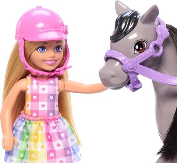 Conjunto de muñeca Barbie Chelsea y caballo de juguete. Incluye casco y silla de montar. La muñeca pequeña se dobla por las rodillas para "montar" a un poni gris..