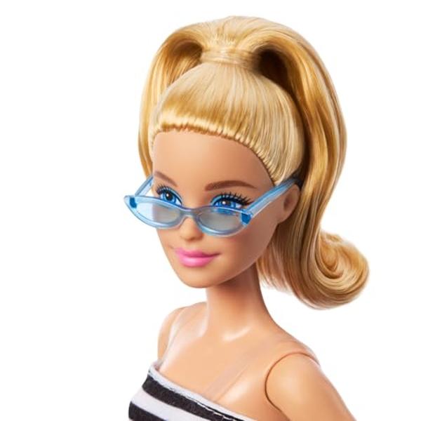 Muñeca Barbie Fashionistas n.° 213, rubia con top de rayas, falda rosa extraíble y gafas de sol, juguete coleccionable del 65.º aniversario..