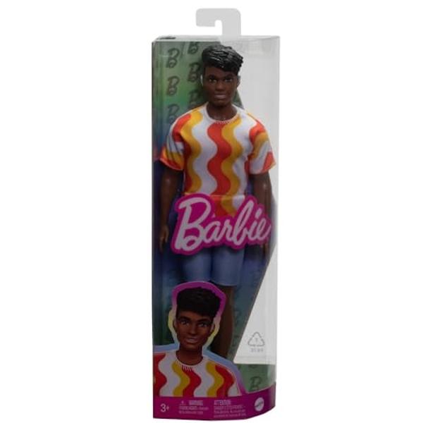Muñeca Barbie Fashionista Ken n.° 220 con audífonos retroauriculares y cuerpo ancho. Lleva una camisa estampada naranja extraíble, pantalones cortos y sandalias de gelatina..